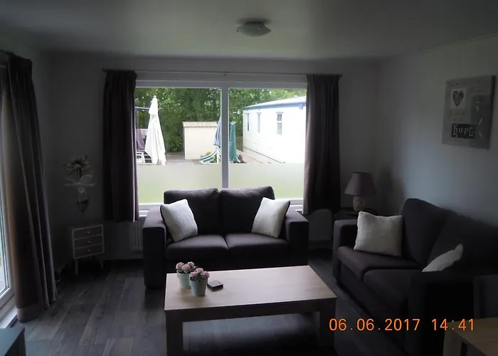 Watersportcamping De Hoge Waard Chalet Andel